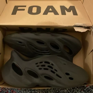 Yeezy foamrunners strlk 42 - Anväda, små repor och äkta