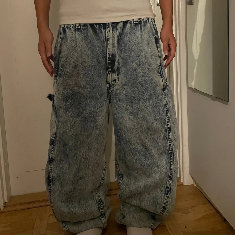 Jätte snygga vintage jeans i en bli färg. Den är storlek M men har resonans så passar nog upp till XL. Jeansen har inga skador🙌🏼. Jeans & Byxor.