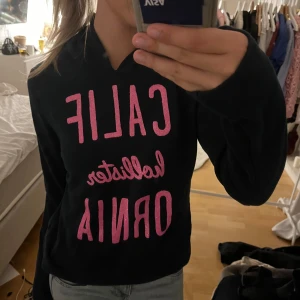 Hoodie från hollister - Mörkblå hoodie från hollister i storlek M