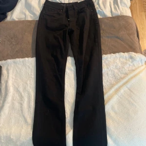 Jeans, mid weist  - Fina jeans, knappt använd, svarta, långa, slits nere