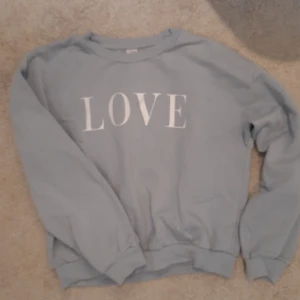 Ljusblå sweatshirt - Ljusblå sweatshirt ifrån Lindex. Storlek 158-164, men passar mig som vanligtvis har XS/S. Superfint skick och inga defekter💕