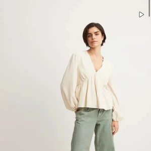 Blus  - Blus från N A K D då den var för liten för mig jätte fin och ha vid alla tillfällen.  Skriv helst om ni vill köpa dne idag då jag ska posta imon då affären ligger långt bort