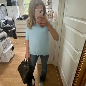 Söt blå stickad tröja från Vila - Säljer denna stickade tröjan från VILA då jag rensar ut mina kläder och den inte kommer till användning. Priset går att diskuteras🩷🤗