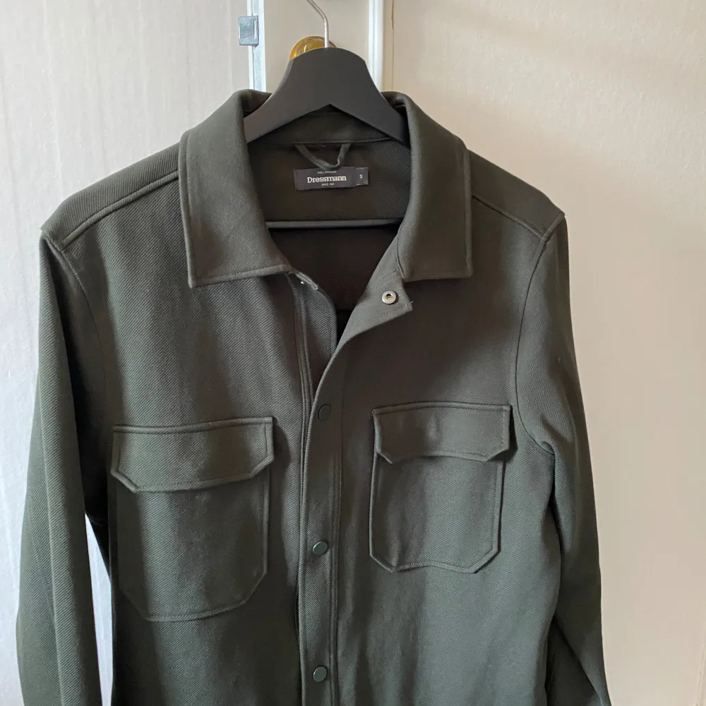 Säljer denna schyssta ”overshirt” från dressman då den aldrig kommer till användning - skick 10/10, jag har bara använt den ett par gånger. Nypris ligger omkring 500kr, mitt pris 300kr, men det är inte hugget i sten👍. Kostymer.