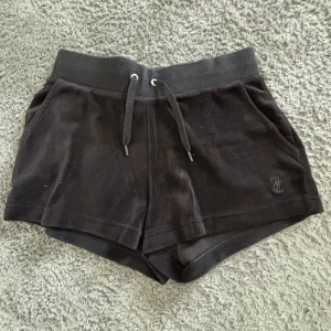 Juicy Couture Shorts🖤 - Säljer mina ÄKTA Juicy Couture shorts då de tyvärr inte kommer till användning längre. Shortsen är mycket använda men är inget fel på dom. Tyvärr har dom silvriga detaljerna på snörena trillat av! Nypris 800kr