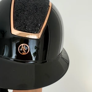 2 ridhjälmar  - En casco mistral 400kr Samt en Hansbo Sport Ridhjälm MIPS Vision Golden Chrome 1000kr  Bägge är i toppskick! Dustbag medföljer.