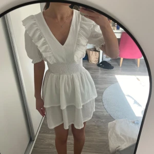 Vit klänning  - Säljer en superfin klänning från Gina Tricot som är helt slutsåld. Den är endast använd två gånger så den är i ett mycket fint skick! Den har dock en pytte liten fläck uppe vid högra axeln (se sista bilden), men absolut ingenting man tänker på!