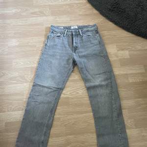 Tja! Säljer mina grå stilrena jeans, svinsnygga enligt mig och många andra! Storlek 29/30