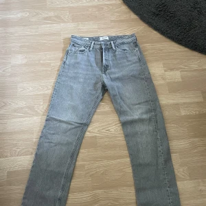 Jack&jones jeans - Tja! Säljer mina grå stilrena jeans, svinsnygga enligt mig och många andra! Storlek 29/30