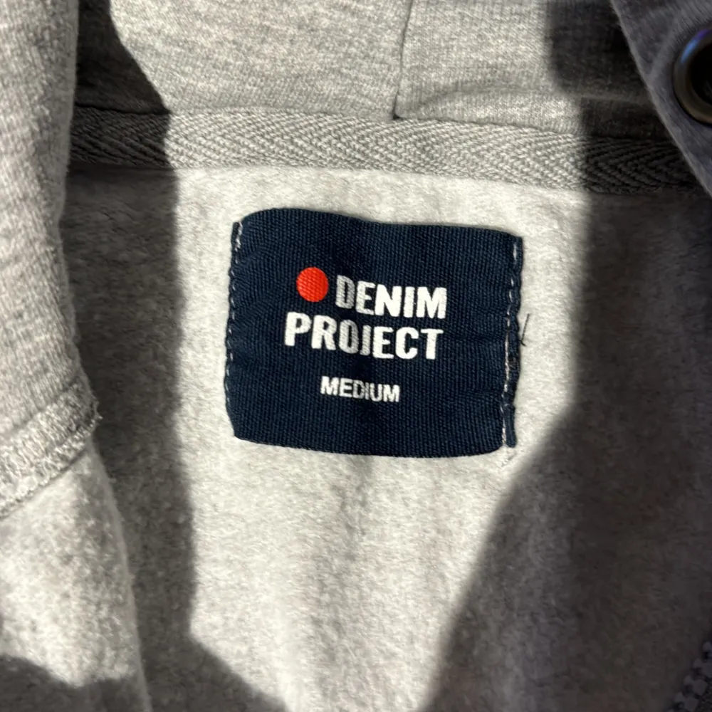 En hoodie från Denim Project. Hoodien är i ett sådär/ bra skick utöver att den saknar snöret i luvan. Det finns små slitningar på vissa platser.. Hoodies.