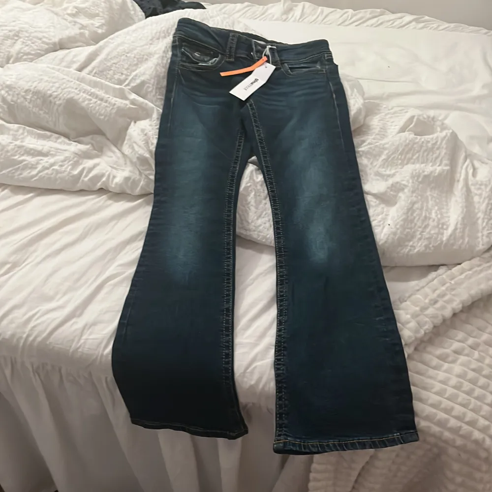 Säljer ett par snygga mörkblå jeans med bootcut. Dem är oanvända och i mycket bra skick. Från gina young i storlek 152. nypris 299kr.. Jeans & Byxor.