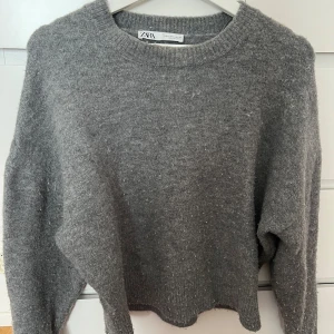 Stickad zara - Supersnygg grå stickad tröja från Zara Mycket bra skick bara lite nopprig Passar xxs-m Köpt 2023 för 399kr Skriv privat för fler bilder eller vid frågor ❣️