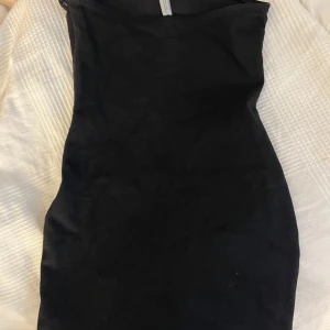 Zara klänning - Supersnygg klänning från zara utan band I nyskick och endast testad Passar xs-s Skriv för fler bilder eller vid frågor ❣️