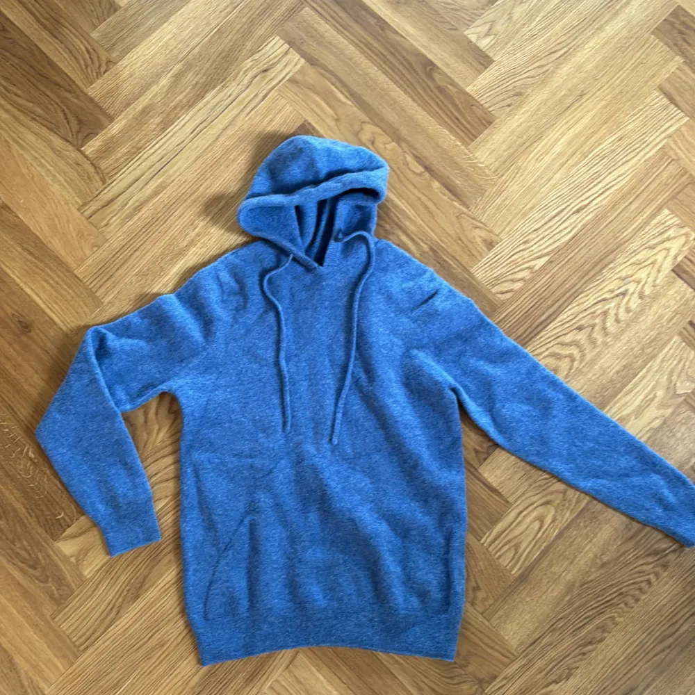 Riktigt snygg kashmir hoodie i storlek XXS. Inga defekter och bra skick, säljer den eftersom den är för liten för mig. Hoodies.