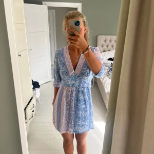Superfin sommarklänning!  - Väldigt användbar sommarklänning från Antik Batik. Endast använd under en sommar. Har superfint mönster och modell som är lite öppen i ryggen med knytning. Nypris 2799 kr. 