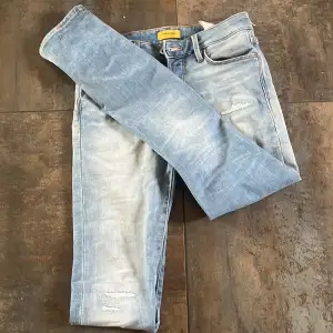 Säljer dessa riktigt snygga jeans från Jack an Jones i modell slim glenn, byxorna är i storlek 29 och passat mig som är runt 180 men funkar även på kortare. Skriv om ni har frågor.