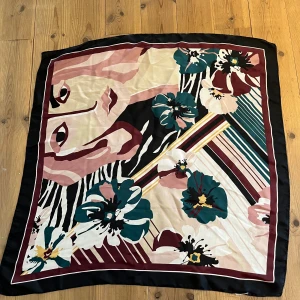 Superfin scarf - Supernajs scarf som är supersnygg att knytas på väskor eller som vanlig scarf