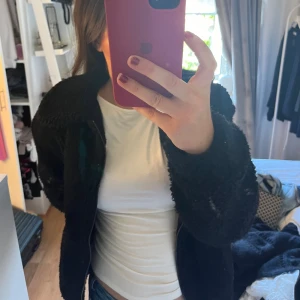 Teddyjacka - Jättemysig svart teddyjacka som tyvärr inte kommer till användning. Jackan är i storlek 36/38 och passar perfekt nu till hösten!! Hör av dig om du har några frågor eller vill ha fler bilder. (Frakten stämmer ej) 