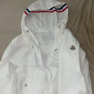 Moncler windbreaker - En riktigt fet moncler windbreaker som passar perfekt nu till hösten. Ny skick aldrig använt. Riktigt bra material. Säljer den för den va lite för stor för mig kan passa dig som bär M eller bär S. Kan gå ner i pris vid snabbaffär!