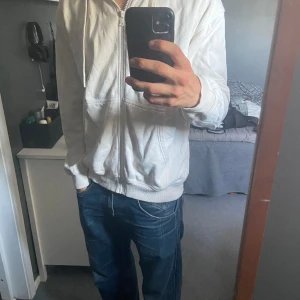 Vailent zip-tröja - Vailent zip-tröja Storlek M Knappt använd, bara tagit onödig plats i garderoben. Inga defekter alls på den. Mkt snyggare när den är strykt.