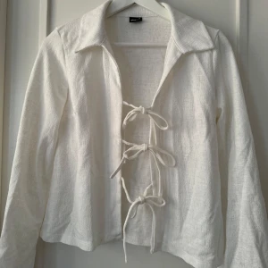 Blus  - Fin blus som man kan knyta vid arm 