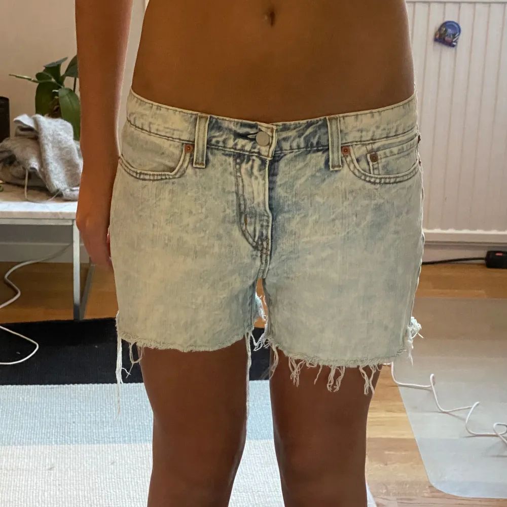 Jättecoola lite oversized jeansshorts från levis❤️ midjemåttet tvärs över är 39 cm ungefär❤️. Shorts.