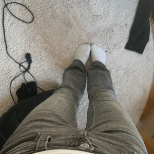 Low waist Jennie  - Säljer dessa jätte fina jeans från Gina änvänt ett par gånger men men jätte fint skick pris kan diskuteras