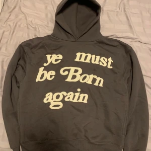 Ye must be born again hoddie  - Säljer denna Ye must be born again hoddie från Cactus plant. Den är i storlek S men passar även M då den är oversized. Den är aldrig använd då den var för stor för mig. Skick 10/10. Priset kan diskuteras.