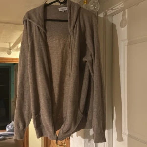 Beige Kashmir zip - Tja säljer denna Kashmir zip. Den va för stor för mig det är därför jag säljer den. Jag har haft den 3 månader men använt kanske 1-2 gånger. Priset är ej hugget i sten. Byten går också. ❤️👍💯