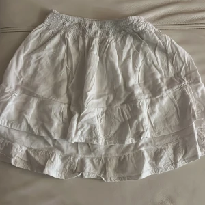 Vit volang kjol - Jättesöt vit volang kjol helt handsydd från spanien