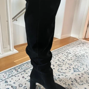 Klackar - Skit snygga klackar med spetsig tå. Blir lite skrynkliga vid vaden!😍 säljer då dom tyvärr inte passar mig. Klackhöjden är 8 cm