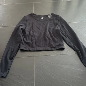 Sport topp  - En croopad sport topp i fint skick, aldrig använt!!