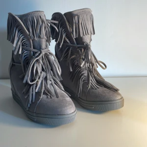 Köpte dem här skorna på plick - Dem här skorna är köpta på Plick men har aldrig kommit till användning. Dem är fräscha och fina 👍köparen står för frakt ❤️