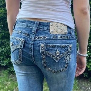 Miss me jeans - Lagmidjade bootcut Miss Me jeans ® Midjemättet rakt över är 39cm och innerbenslängden är 76cm. Modellen är 162❤️💕