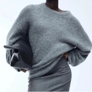 Stickad mohair tröja från hm - Intressekoll på denna stickade mohairtröjan från zara  som är i bra skick. Den är perfekt till höste och vintern och är jättegosig. (Inte mina bilder)