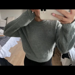 Stickad tröja - Grön stickad tröja som är så gosig o najs💚💚