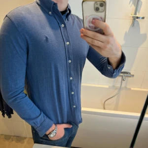 Ralph Lauren skjorta - Ljusblå skjorta från Ralph Lauren. Helt fel fri. Jag är 186cm.  Skriv om ni har några frågor!