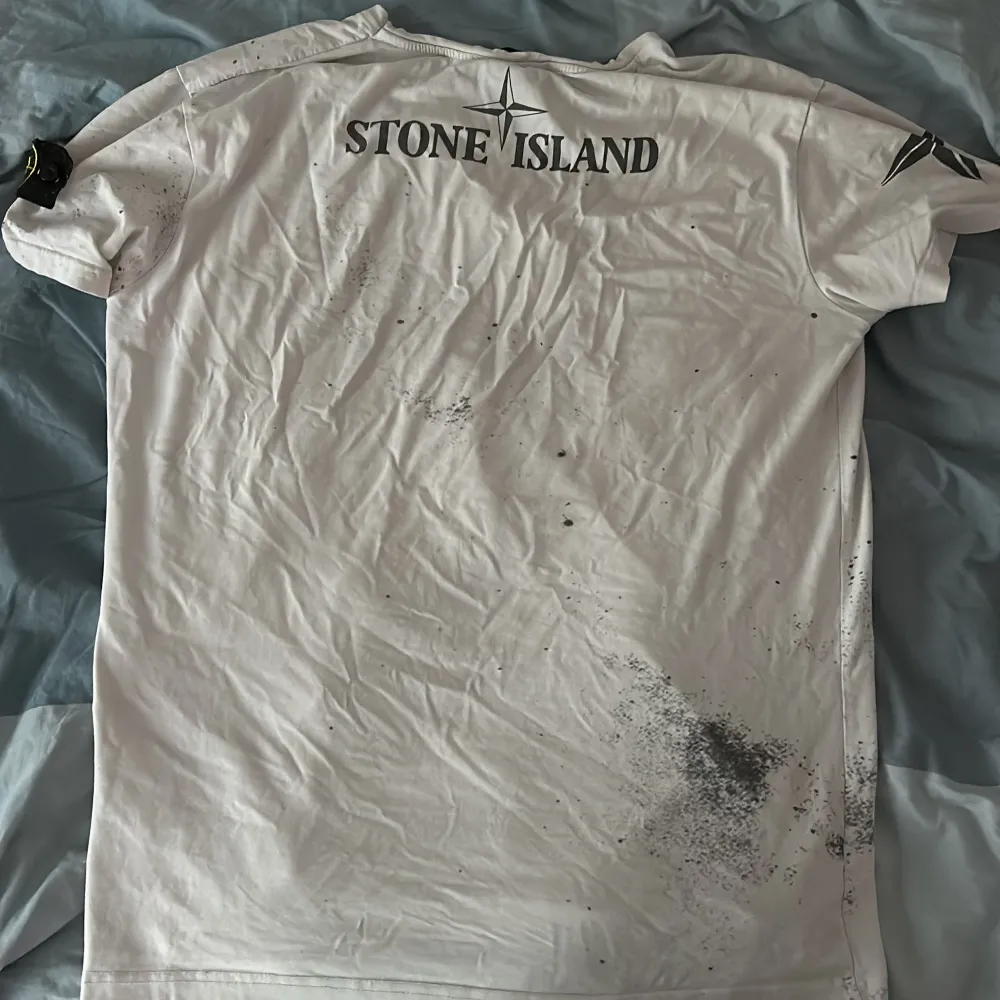 Säljer en mycket fin stone island t-shirt, storleken är M och skicket är 7-10 (Inga skador bara använd). T-shirts.