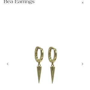 Örhängen från alvaz essentials - Säljer dessa snygga ”bea earrings” som är slutsålda från alvaz essentials. Gjorda av återvunnet sterling silver 925. Säljer eftersom jag själv tycker passar bättre i silver. Örhängena är i guldfärg och aldrig använda.💗💗 Nypris: 159 kr
