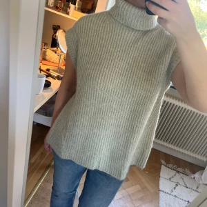 Poloväst  - Stickad topp med polokrage och öppning i ryggen!!❤️ Ljust grön/beige
