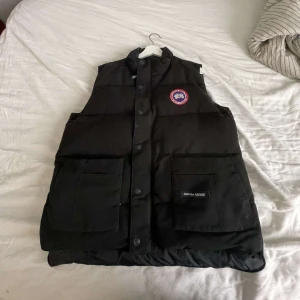 Canada goose väst  - Äkta Canada goose väst i storlek S, passar även M, kvittot tappades tyvärr bort i flytt ❤️ men köpt på canada goose butik 