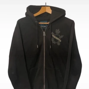 vintage diesel tröja - 67cm lång 58cm bred. väldigt sälsynt från 90talet. Har några små hål men det syns knappt när man har på sig den. Pris är inte fast🫡