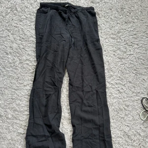 Linnebyxor - Jättesnygga lågmidjade linnebyxor från bikbok i storlek s skulle även passa m