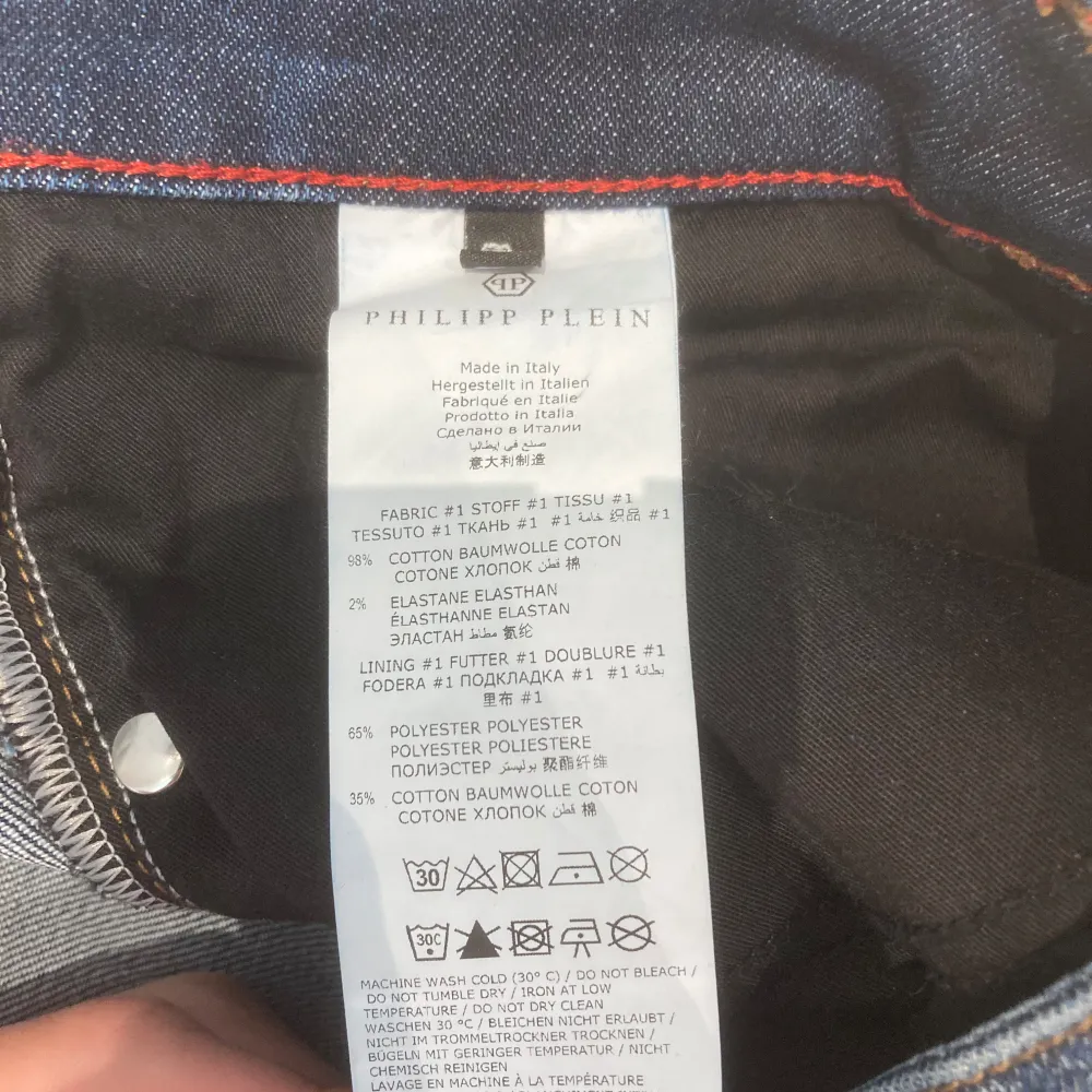 Säljer nu mina Philip plein jeans direkt från Wallenberg. Det är inga fläckar eller nånting tar gärna emot byten! Säljer annars för 700kr. Jeans & Byxor.