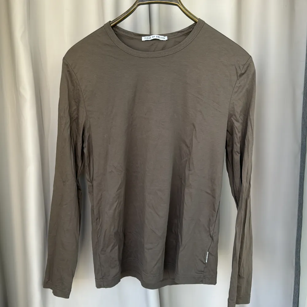 Long sleeve shirt, mix of grey and brown as a colour.  Size unknown, oversized S? It’s a men’s shirt. . Skjortor.