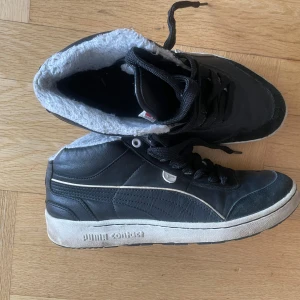 Fodrad sneakers från Puma  - Fodrade sneakers från Puma med högt skaft. Fint skick 