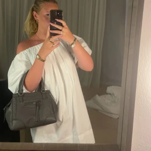 Fin klänning  - Använt 1 gång  Skriv om ni har fler frågor om plagget🎀