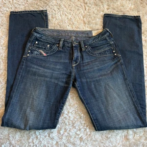 Supersnygga Lågmidjade diesel jeans  - As snygga Lågmidjade diesel jeans i nyskick. I strl W27 L32. Köpta här på Plick men har bara testat dom då dom tyvärr var lite för små för mig. Midjemått rakt över: 37 cm Innerbenslängd: 79 cm. Skriv vid funderingar!💗