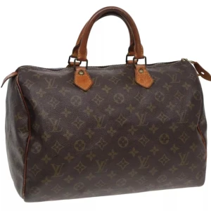 Louis Vuitton Speedy 35 - Louis Vuitton Speedy 35. Ett måste i väskkollektionen! Bra storlek för både vardagsbruk och resor. Perfekt att använda som skol-/arbetsväska. Speedy ger en touch av lyx och stil till varje outfit. Tillverkad i den ikoniska monogramduken.