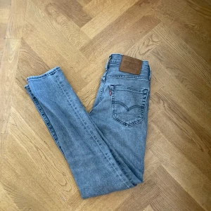 Levis 511 jeans  - Säljer dess schyssta Levis 511 jeans, köpta för cirka ett år sedan i Levis butik i Stockholm. Fint skick lite slitangar längs fickan te.x